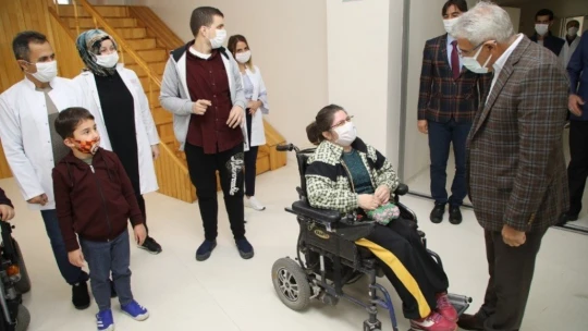 Başkan Güder engellilere olan çay ve kahve sözünü tuttu