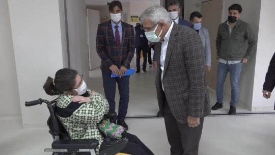 Başkan Güder engellilere olan çay ve kahve sözünü tuttu