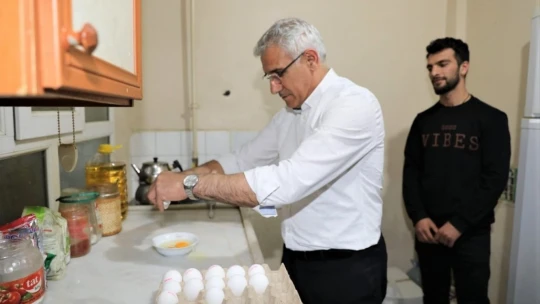 Başkan Güder, sahurda öğrenci evine misafir oldu