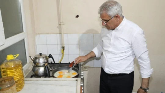 Başkan Güder, sahurda öğrenci evine misafir oldu