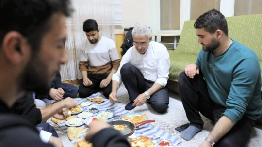 Başkan Güder, sahurda öğrenci evine misafir oldu