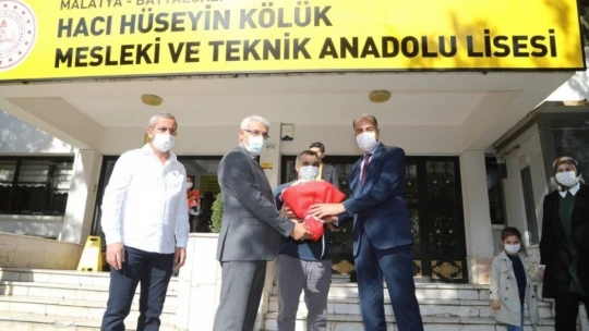 Başkan Güder yüz yüze eğitime başlayan öğrencileri yalnız bırakmadı