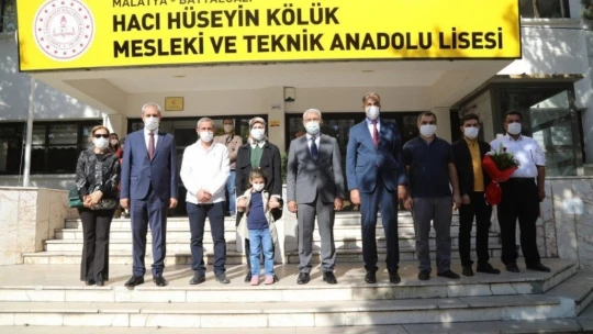 Başkan Güder yüz yüze eğitime başlayan öğrencileri yalnız bırakmadı