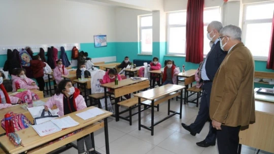 Başkan Güder, yüz yüze eğitimin ilk gününde öğrencilerle buluştu