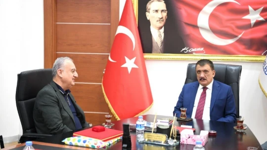 Başkan Gürkan'a esnaflardan plaket