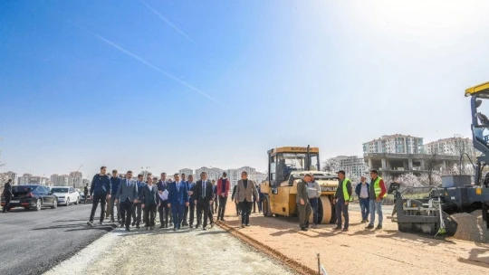 Başkan Gürkan, asfalt çalışmalarının yapıldığı 35 metrelik yolda inceleme yaptı