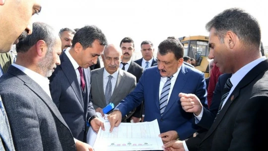 Başkan Gürkan, asfalt çalışmalarının yapıldığı 35 metrelik yolda inceleme yaptı