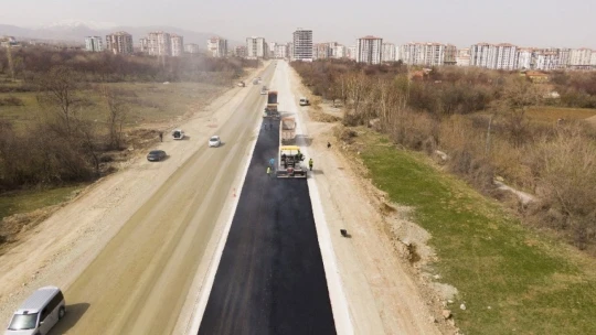 Başkan Gürkan, asfalt çalışmalarının yapıldığı 35 metrelik yolda inceleme yaptı