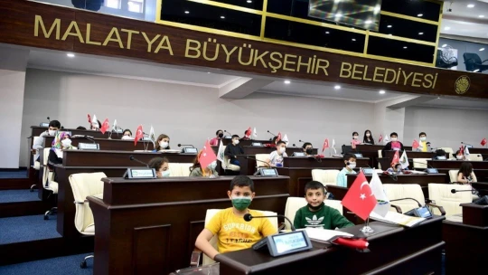 Başkan Gürkan'dan öğrencilere hediye