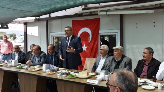 Başkan Sadıkoğlu'na oto galericilerinden teşekkür plaketi