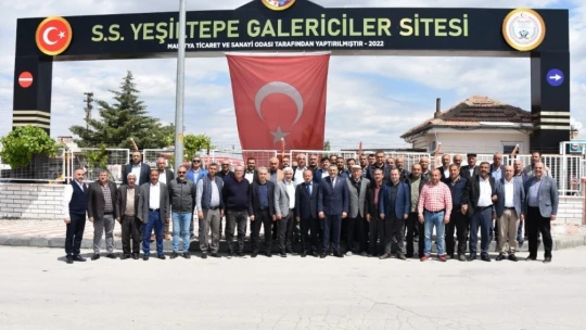 Başkan Sadıkoğlu'na oto galericilerinden teşekkür plaketi