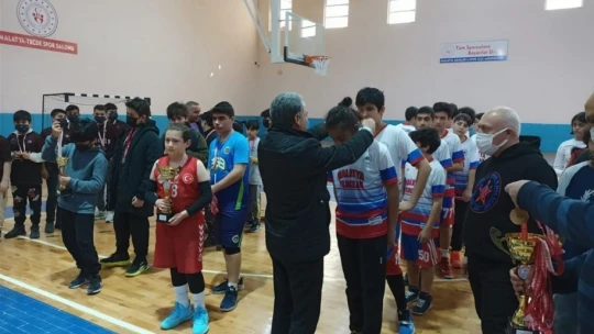 Basketbol'da kupalar sahibini buldu