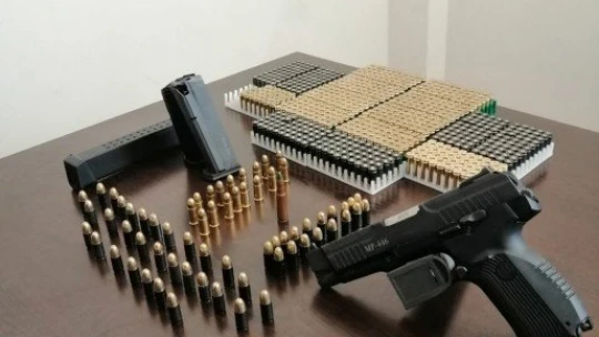 Baskın yapılan ikametten tabanca ve fişek çıktı