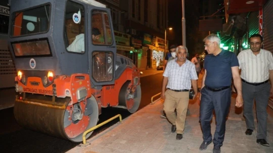 Battalgazi Belediyesi sokakları asfaltlamaya devam ediyor