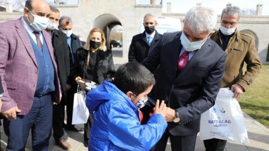 650 çocuğa kışlık kıyafet ve kırtasiye yardımı