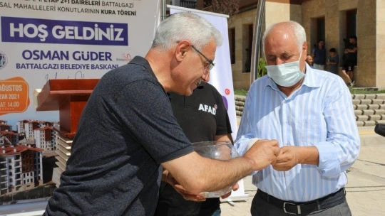 Battalgazi'deki depremzedeler köy tipi evlerine kavuştu