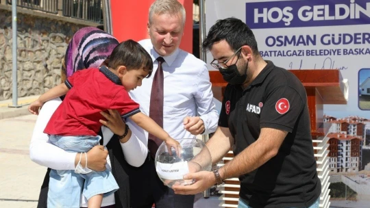Battalgazi'deki depremzedeler köy tipi evlerine kavuştu