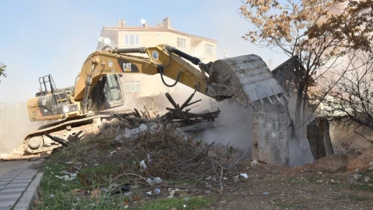 Battalgazi'deki metruk binalar tek tek yıkılıyor