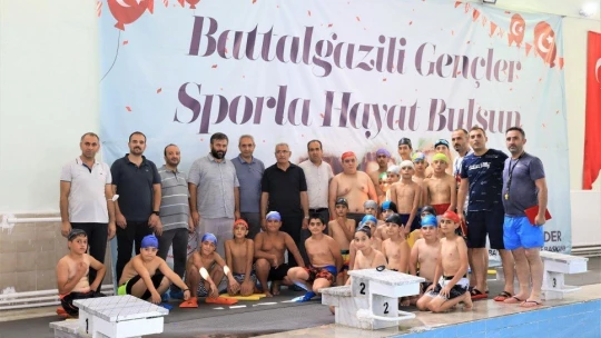 Battalgazi'deki yüzme kursu yoğun ilgi görüyor