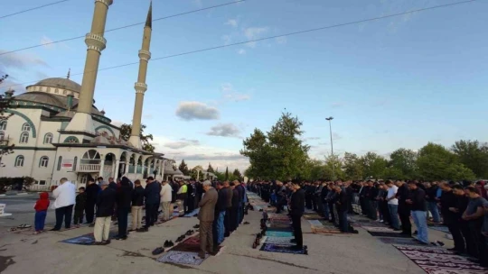 Bayram namazında camiler doldu