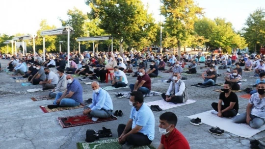 Bayramı namazı sosyal mesafeli ve maskeli kılındı