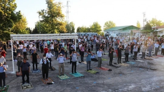 Bayramı namazı sosyal mesafeli ve maskeli kılındı
