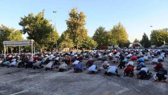 Bayramı namazı sosyal mesafeli ve maskeli kılındı