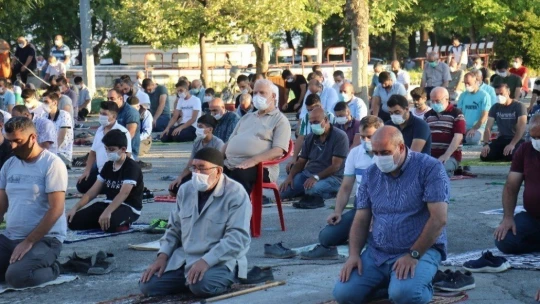 Bayramı namazı sosyal mesafeli ve maskeli kılındı