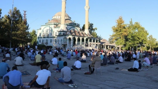 Bayramı namazı sosyal mesafeli ve maskeli kılındı