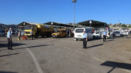 Bayramın 1'inci gününde kurban pazarında yoğunluk