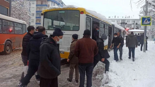 Belediye otobüsü yolda kalınca iş yolculara düştü