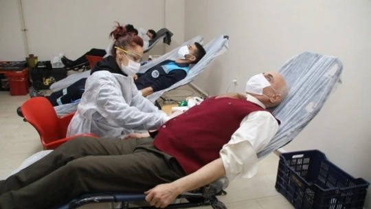 Belediye personeline Kızılay'a kan desteği