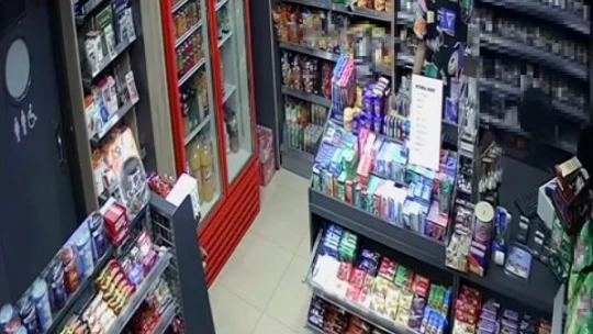 Benzin istasyonunun marketinden para çalıp kayıplara karıştı