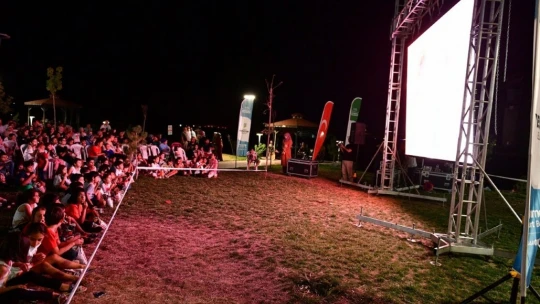 Beylerderesi şehir parkında sinema keyfi