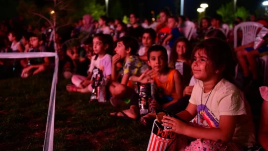 Beylerderesi şehir parkında sinema keyfi