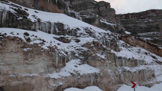 Bin 400 rakımdaki buz sarkıtlar görsel şölen sunuyor
