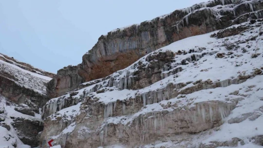 Bin 400 rakımdaki buz sarkıtlar görsel şölen sunuyor