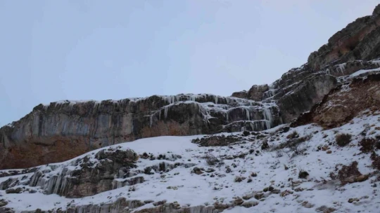 Bin 400 rakımdaki buz sarkıtlar görsel şölen sunuyor