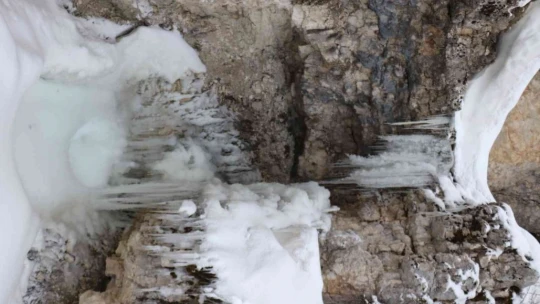 Bin 400 rakımdaki buz sarkıtlar görsel şölen sunuyor