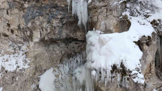 Bin 400 rakımdaki buz sarkıtlar görsel şölen sunuyor
