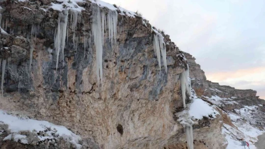 Bin 400 rakımdaki buz sarkıtlar görsel şölen sunuyor
