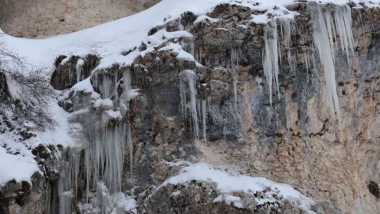 Bin 400 rakımdaki buz sarkıtlar görsel şölen sunuyor