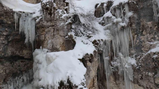Bin 400 rakımdaki buz sarkıtlar görsel şölen sunuyor