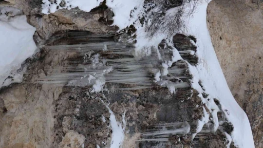 Bin 400 rakımdaki buz sarkıtlar görsel şölen sunuyor