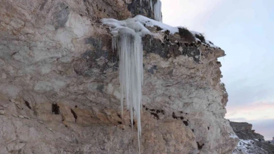 Bin 400 rakımdaki buz sarkıtlar görsel şölen sunuyor