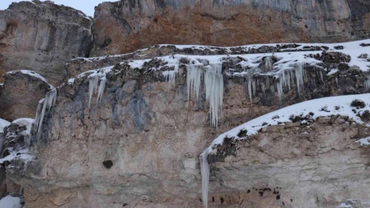 Bin 400 rakımdaki buz sarkıtlar görsel şölen sunuyor