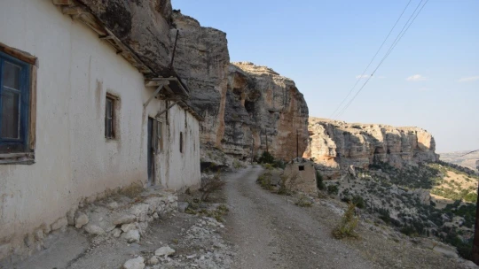 Bin 700 metre yükseklikteki mağara evler ilgi odağı oldu