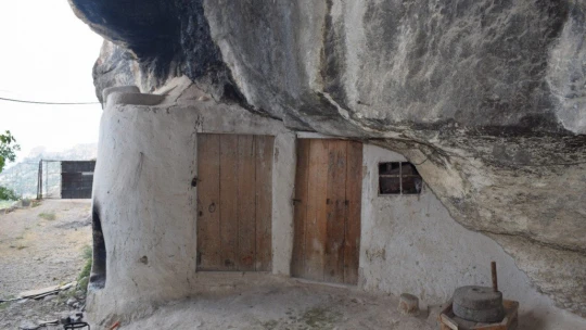 Bin 700 metre yükseklikteki mağara evler ilgi odağı oldu