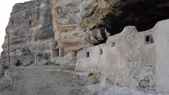 Bin 700 metre yükseklikteki mağara evler ilgi odağı oldu