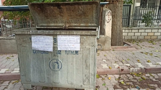Bir anlık dalgınlıkla 3 bileziği çöpe attı